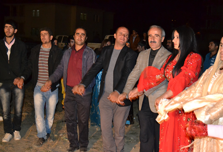 Hakkari'nin Yüksekova ilçesinde 02-10.2011 Ekim Dünya evine giren bazı çiftlerimizi sizler için sayfamıza taşıdık. Yüksekova Güncel ailesi olarak tüm çiftlerimize mutluluklar dileriz.