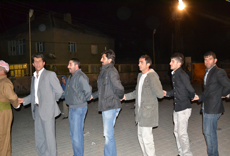 Hakkari'nin Yüksekova ilçesinde 02-10.2011 Ekim Dünya evine giren bazı çiftlerimizi sizler için sayfamıza taşıdık. Yüksekova Güncel ailesi olarak tüm çiftlerimize mutluluklar dileriz.