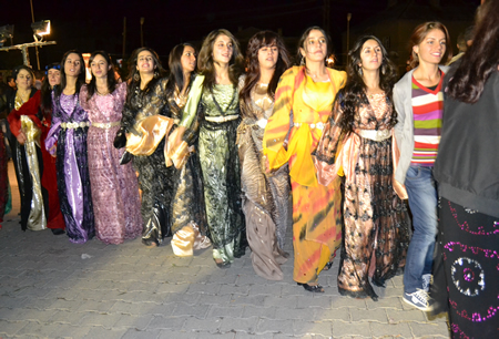 Hakkari'nin Yüksekova ilçesinde 02-10.2011 Ekim Dünya evine giren bazı çiftlerimizi sizler için sayfamıza taşıdık. Yüksekova Güncel ailesi olarak tüm çiftlerimize mutluluklar dileriz.