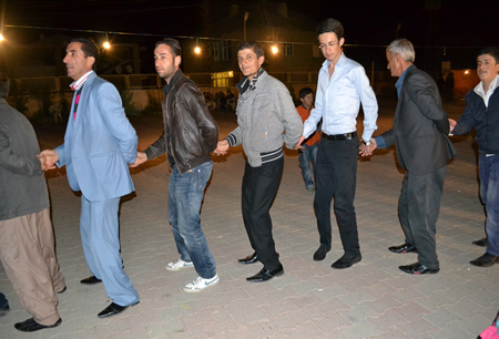 Hakkari'nin Yüksekova ilçesinde 02-10.2011 Ekim Dünya evine giren bazı çiftlerimizi sizler için sayfamıza taşıdık. Yüksekova Güncel ailesi olarak tüm çiftlerimize mutluluklar dileriz.