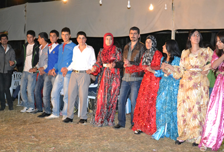 Hakkari'nin Yüksekova ilçesinde 02-10.2011 Ekim Dünya evine giren bazı çiftlerimizi sizler için sayfamıza taşıdık. Yüksekova Güncel ailesi olarak tüm çiftlerimize mutluluklar dileriz.