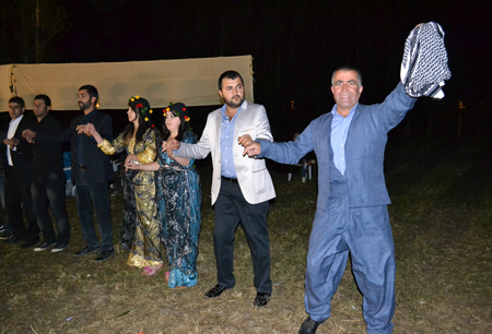 Hakkari'nin Yüksekova ilçesinde 02-10.2011 Ekim Dünya evine giren bazı çiftlerimizi sizler için sayfamıza taşıdık. Yüksekova Güncel ailesi olarak tüm çiftlerimize mutluluklar dileriz.