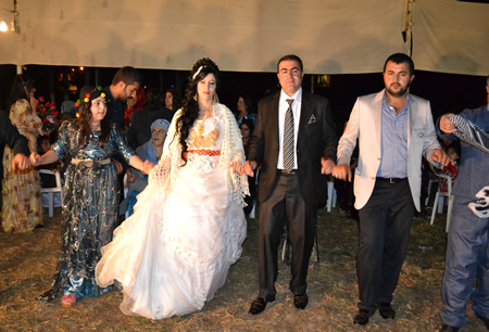 Hakkari'nin Yüksekova ilçesinde 02-10.2011 Ekim Dünya evine giren bazı çiftlerimizi sizler için sayfamıza taşıdık. Yüksekova Güncel ailesi olarak tüm çiftlerimize mutluluklar dileriz.