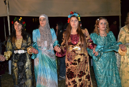 Hakkari'nin Yüksekova ilçesinde 02-10.2011 Ekim Dünya evine giren bazı çiftlerimizi sizler için sayfamıza taşıdık. Yüksekova Güncel ailesi olarak tüm çiftlerimize mutluluklar dileriz.