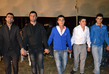 Hakkari'nin Yüksekova ilçesinde 02-10.2011 Ekim Dünya evine giren bazı çiftlerimizi sizler için sayfamıza taşıdık. Yüksekova Güncel ailesi olarak tüm çiftlerimize mutluluklar dileriz.