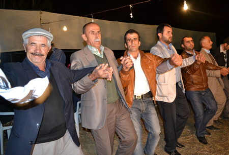 Hakkari'nin Yüksekova ilçesinde 02-10.2011 Ekim Dünya evine giren bazı çiftlerimizi sizler için sayfamıza taşıdık. Yüksekova Güncel ailesi olarak tüm çiftlerimize mutluluklar dileriz.