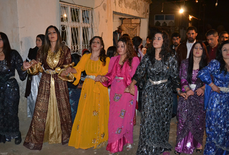 Hakkari'nin Yüksekova ilçesinde 02-10.2011 Ekim Dünya evine giren bazı çiftlerimizi sizler için sayfamıza taşıdık. Yüksekova Güncel ailesi olarak tüm çiftlerimize mutluluklar dileriz.