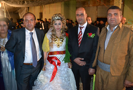 Hakkari'nin Yüksekova ilçesinde 02-10.2011 Ekim Dünya evine giren bazı çiftlerimizi sizler için sayfamıza taşıdık. Yüksekova Güncel ailesi olarak tüm çiftlerimize mutluluklar dileriz.