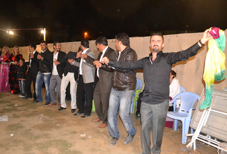 Hakkari'nin Yüksekova ilçesinde 02-10.2011 Ekim Dünya evine giren bazı çiftlerimizi sizler için sayfamıza taşıdık. Yüksekova Güncel ailesi olarak tüm çiftlerimize mutluluklar dileriz.