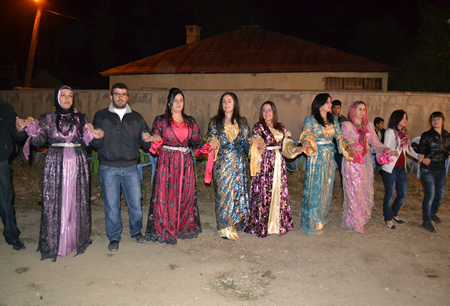 Hakkari'nin Yüksekova ilçesinde 02-10.2011 Ekim Dünya evine giren bazı çiftlerimizi sizler için sayfamıza taşıdık. Yüksekova Güncel ailesi olarak tüm çiftlerimize mutluluklar dileriz.