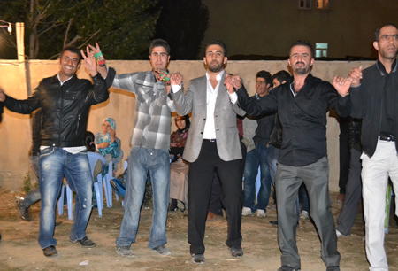 Hakkari'nin Yüksekova ilçesinde 02-10.2011 Ekim Dünya evine giren bazı çiftlerimizi sizler için sayfamıza taşıdık. Yüksekova Güncel ailesi olarak tüm çiftlerimize mutluluklar dileriz.