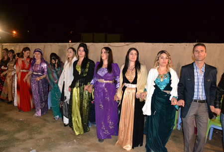 Hakkari'nin Yüksekova ilçesinde 02-10.2011 Ekim Dünya evine giren bazı çiftlerimizi sizler için sayfamıza taşıdık. Yüksekova Güncel ailesi olarak tüm çiftlerimize mutluluklar dileriz.