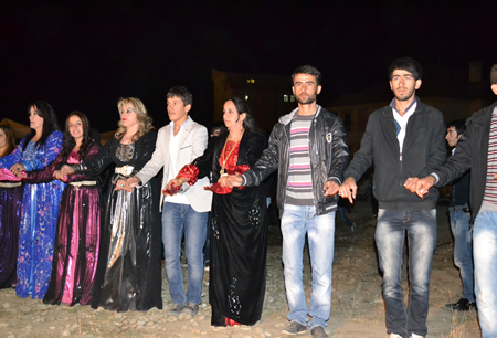 Hakkari'nin Yüksekova ilçesinde 02-10.2011 Ekim Dünya evine giren bazı çiftlerimizi sizler için sayfamıza taşıdık. Yüksekova Güncel ailesi olarak tüm çiftlerimize mutluluklar dileriz.