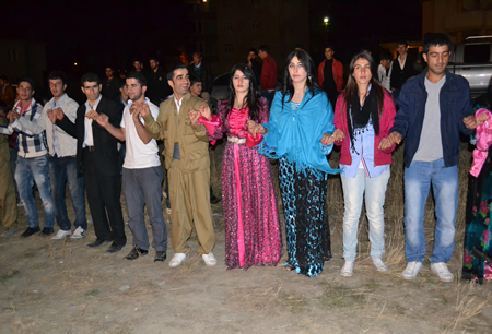 Hakkari'nin Yüksekova ilçesinde 02-10.2011 Ekim Dünya evine giren bazı çiftlerimizi sizler için sayfamıza taşıdık. Yüksekova Güncel ailesi olarak tüm çiftlerimize mutluluklar dileriz.
