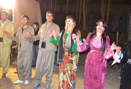 Hakkari'nin Yüksekova ilçesinde 02-10.2011 Ekim Dünya evine giren bazı çiftlerimizi sizler için sayfamıza taşıdık. Yüksekova Güncel ailesi olarak tüm çiftlerimize mutluluklar dileriz.