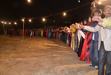 Hakkari'nin Yüksekova ilçesinde 02-10.2011 Ekim Dünya evine giren bazı çiftlerimizi sizler için sayfamıza taşıdık. Yüksekova Güncel ailesi olarak tüm çiftlerimize mutluluklar dileriz.