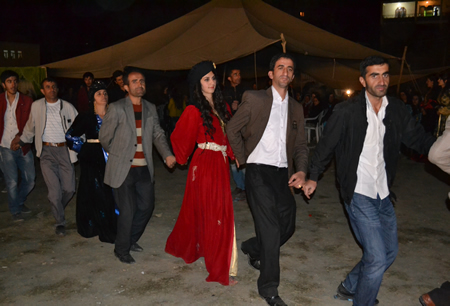 Hakkari'nin Yüksekova ilçesinde 02-10.2011 Ekim Dünya evine giren bazı çiftlerimizi sizler için sayfamıza taşıdık. Yüksekova Güncel ailesi olarak tüm çiftlerimize mutluluklar dileriz.