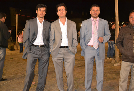 Hakkari'nin Yüksekova ilçesinde 02-10.2011 Ekim Dünya evine giren bazı çiftlerimizi sizler için sayfamıza taşıdık. Yüksekova Güncel ailesi olarak tüm çiftlerimize mutluluklar dileriz.