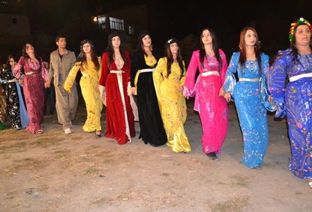 Hakkari'nin Yüksekova ilçesinde 02-10.2011 Ekim Dünya evine giren bazı çiftlerimizi sizler için sayfamıza taşıdık. Yüksekova Güncel ailesi olarak tüm çiftlerimize mutluluklar dileriz.