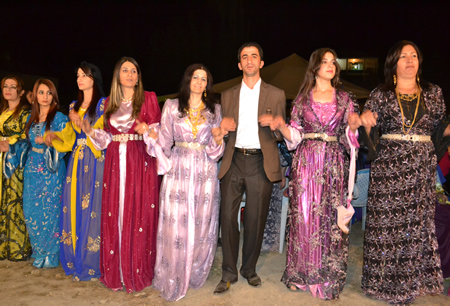 Hakkari'nin Yüksekova ilçesinde 02-10.2011 Ekim Dünya evine giren bazı çiftlerimizi sizler için sayfamıza taşıdık. Yüksekova Güncel ailesi olarak tüm çiftlerimize mutluluklar dileriz.