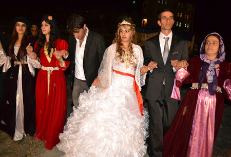 Hakkari'nin Yüksekova ilçesinde 02-10.2011 Ekim Dünya evine giren bazı çiftlerimizi sizler için sayfamıza taşıdık. Yüksekova Güncel ailesi olarak tüm çiftlerimize mutluluklar dileriz.