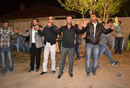 Hakkari'nin Yüksekova ilçesinde 02-10.2011 Ekim Dünya evine giren bazı çiftlerimizi sizler için sayfamıza taşıdık. Yüksekova Güncel ailesi olarak tüm çiftlerimize mutluluklar dileriz.