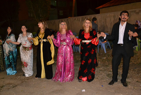 Hakkari'nin Yüksekova ilçesinde 02-10.2011 Ekim Dünya evine giren bazı çiftlerimizi sizler için sayfamıza taşıdık. Yüksekova Güncel ailesi olarak tüm çiftlerimize mutluluklar dileriz.