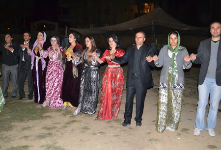 Hakkari'nin Yüksekova ilçesinde 02-10.2011 Ekim Dünya evine giren bazı çiftlerimizi sizler için sayfamıza taşıdık. Yüksekova Güncel ailesi olarak tüm çiftlerimize mutluluklar dileriz.