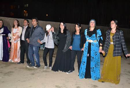 Hakkari'nin Yüksekova ilçesinde 02-10.2011 Ekim Dünya evine giren bazı çiftlerimizi sizler için sayfamıza taşıdık. Yüksekova Güncel ailesi olarak tüm çiftlerimize mutluluklar dileriz.
