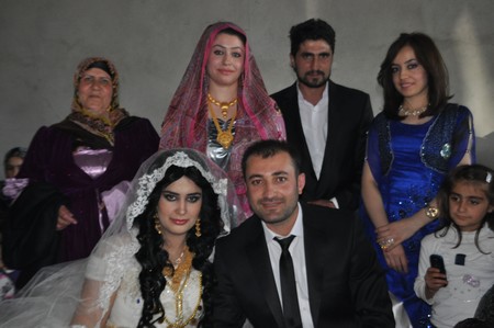 Hakkari'nin Yüksekova ilçesinde 02-10.2011 Ekim Dünya evine giren bazı çiftlerimizi sizler için sayfamıza taşıdık. Yüksekova Güncel ailesi olarak tüm çiftlerimize mutluluklar dileriz.