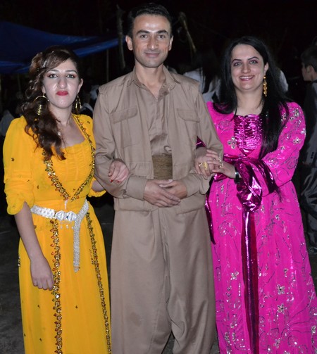 Hakkari'nin Yüksekova ilçesinde 02-10.2011 Ekim Dünya evine giren bazı çiftlerimizi sizler için sayfamıza taşıdık. Yüksekova Güncel ailesi olarak tüm çiftlerimize mutluluklar dileriz.