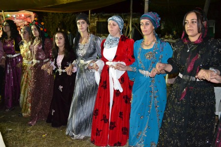 Hakkari'nin Yüksekova ilçesinde 02-10.2011 Ekim Dünya evine giren bazı çiftlerimizi sizler için sayfamıza taşıdık. Yüksekova Güncel ailesi olarak tüm çiftlerimize mutluluklar dileriz.