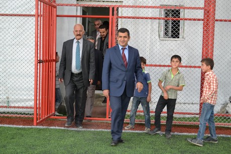 Hakkarinin Yüksekova ilçesinde açılışı yapılan spor tesisindeki ilk halı saha maçını BDP Hakkari Milletvekili Adil Kurt başlattı.