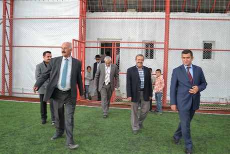 Hakkarinin Yüksekova ilçesinde açılışı yapılan spor tesisindeki ilk halı saha maçını BDP Hakkari Milletvekili Adil Kurt başlattı.