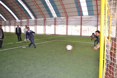 Hakkarinin Yüksekova ilçesinde açılışı yapılan spor tesisindeki ilk halı saha maçını BDP Hakkari Milletvekili Adil Kurt başlattı.