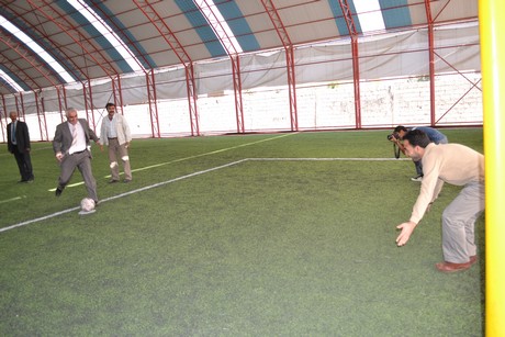 Hakkarinin Yüksekova ilçesinde açılışı yapılan spor tesisindeki ilk halı saha maçını BDP Hakkari Milletvekili Adil Kurt başlattı.