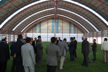 Hakkarinin Yüksekova ilçesinde açılışı yapılan spor tesisindeki ilk halı saha maçını BDP Hakkari Milletvekili Adil Kurt başlattı.