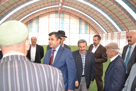 Hakkarinin Yüksekova ilçesinde açılışı yapılan spor tesisindeki ilk halı saha maçını BDP Hakkari Milletvekili Adil Kurt başlattı.