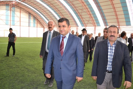 Hakkarinin Yüksekova ilçesinde açılışı yapılan spor tesisindeki ilk halı saha maçını BDP Hakkari Milletvekili Adil Kurt başlattı.
