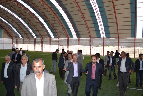 Hakkarinin Yüksekova ilçesinde açılışı yapılan spor tesisindeki ilk halı saha maçını BDP Hakkari Milletvekili Adil Kurt başlattı.