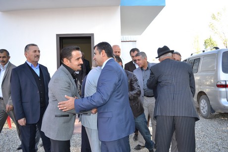 Hakkarinin Yüksekova ilçesinde açılışı yapılan spor tesisindeki ilk halı saha maçını BDP Hakkari Milletvekili Adil Kurt başlattı.