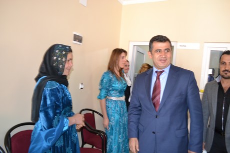 Hakkarinin Yüksekova ilçesinde açılışı yapılan spor tesisindeki ilk halı saha maçını BDP Hakkari Milletvekili Adil Kurt başlattı.