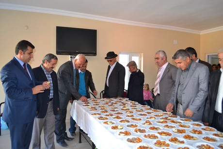 Hakkarinin Yüksekova ilçesinde açılışı yapılan spor tesisindeki ilk halı saha maçını BDP Hakkari Milletvekili Adil Kurt başlattı.