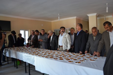 Hakkarinin Yüksekova ilçesinde açılışı yapılan spor tesisindeki ilk halı saha maçını BDP Hakkari Milletvekili Adil Kurt başlattı.