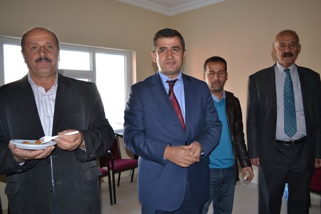 Hakkarinin Yüksekova ilçesinde açılışı yapılan spor tesisindeki ilk halı saha maçını BDP Hakkari Milletvekili Adil Kurt başlattı.