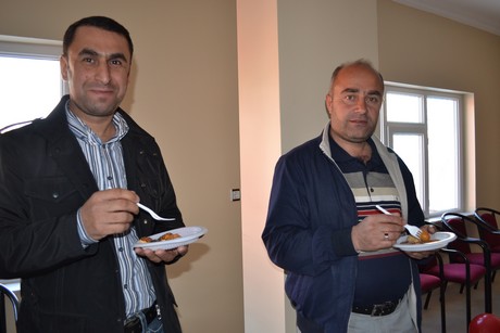 Hakkarinin Yüksekova ilçesinde açılışı yapılan spor tesisindeki ilk halı saha maçını BDP Hakkari Milletvekili Adil Kurt başlattı.