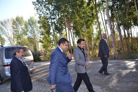 Hakkarinin Yüksekova ilçesinde açılışı yapılan spor tesisindeki ilk halı saha maçını BDP Hakkari Milletvekili Adil Kurt başlattı.