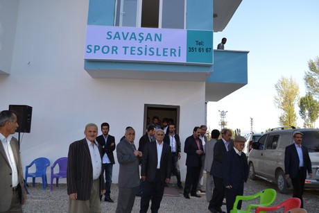 Hakkarinin Yüksekova ilçesinde açılışı yapılan spor tesisindeki ilk halı saha maçını BDP Hakkari Milletvekili Adil Kurt başlattı.