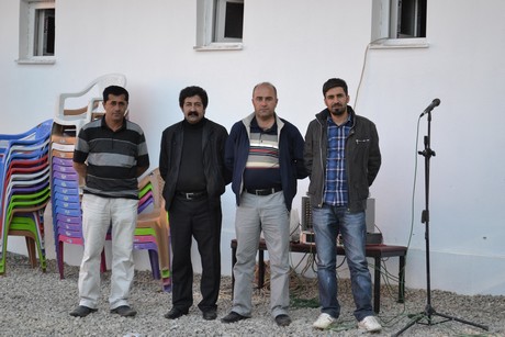 Hakkarinin Yüksekova ilçesinde açılışı yapılan spor tesisindeki ilk halı saha maçını BDP Hakkari Milletvekili Adil Kurt başlattı.