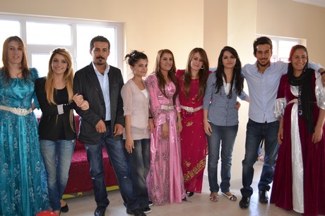 Hakkarinin Yüksekova ilçesinde açılışı yapılan spor tesisindeki ilk halı saha maçını BDP Hakkari Milletvekili Adil Kurt başlattı.